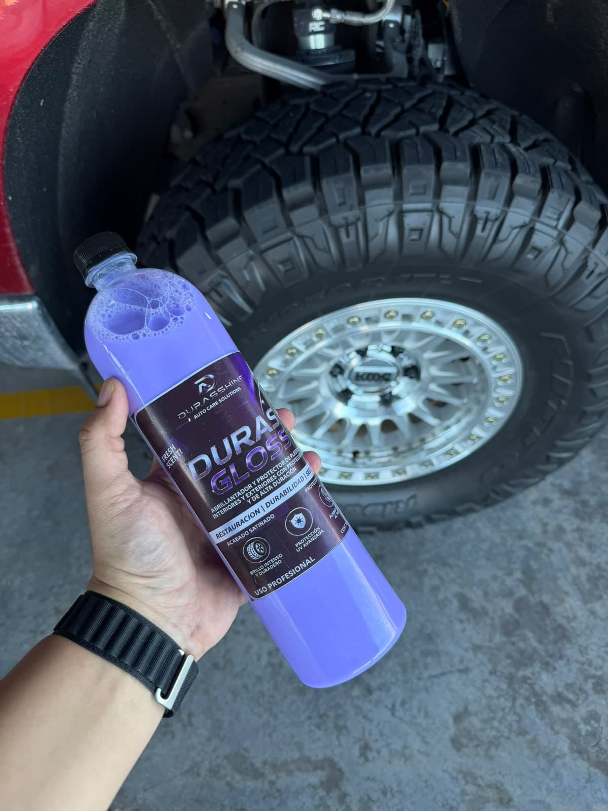 Duras Gloss junto a la llanta de una camioneta